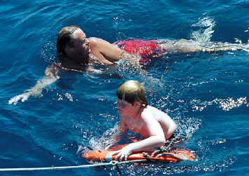 Schwimmen Sie mitten in der &Auml;g&auml;is