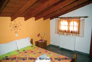 Schlafzimmer in der gro&szlig;en Ferienwohnung Irene in Kalamitsi