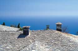 Blick &uuml;ber die D&auml;cher zum Meer