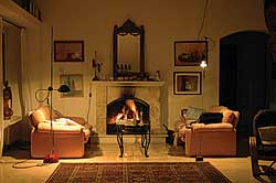 gemütliche Abende am Kamin in der Poolvilla in Karma