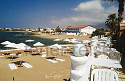 Ein aufgeschütteter Strand lädt zum Sonnenbaden ein