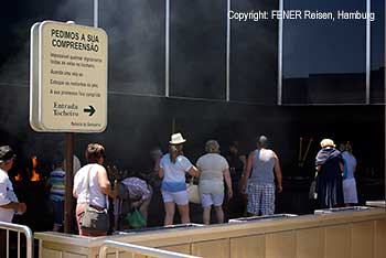 Fatima, die Pilger zünden Kerzen an.