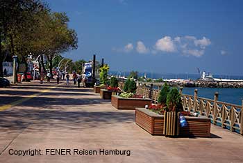 Promenade in Akcakoca an der Schwarzmeer Küste in der Türkei