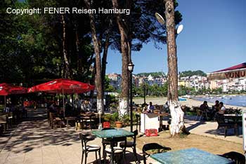 Der schöne Park an der Meerespromenade in Ünye an der türkischen Schwarzmeerküste